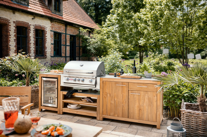 Eine Outdoorküche ist ein Upgrade für das sommerliche Wohnen im Freien. Foto: Niehoff Garden/Vdm/dpa-tmn