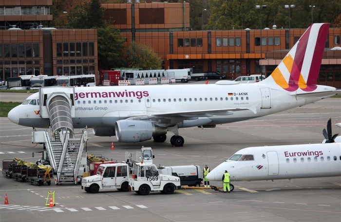 Ein Flugzeug von Germanwings steht auf dem Rollfeld des Flughafens Tegel in Berlin. Archivfoto: epa/FELIPE TRUEBA