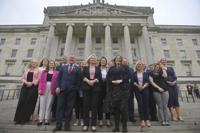 Die Erste Ministerin für Nordirland, Michele O'Neill (C), posiert vor dem Stormont-Gebäude mit Mitgliedern ihrer Partei Sinn Fein in Belfast. Foto: epa/Mark Marlow