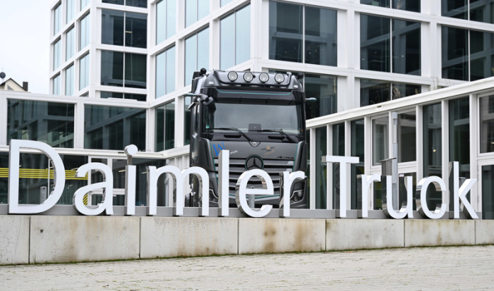 Der Schriftzug Daimler Truck ist an der Zentrale des Nutzfahrzeugherstellers angebracht. Foto: Bernd Weißbrod/dpa