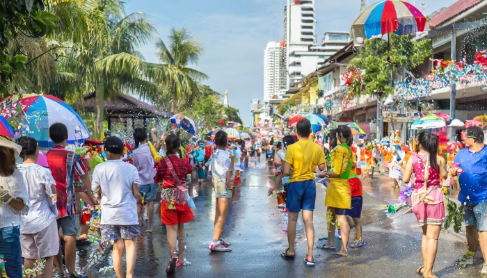 Ausgelassene Stimmung beim Songkran-Fest 2024 in Pattaya. Foto: Adobestocks Und Walter Rüegsegger