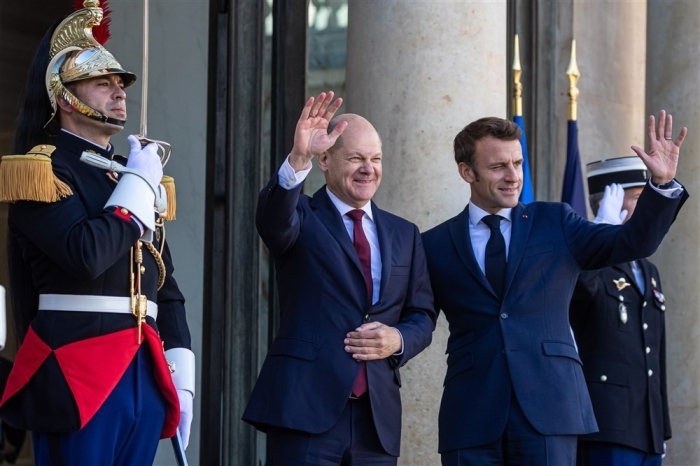 Der französische Präsident Emmanuel Macron (R) begrüßt den deutschen Bundeskanzler Olaf Scholz (L) im Elysee-Palast vor ihrem Arbeitsessen in Paris. Foto: epa/Christophe Petit Tesson
