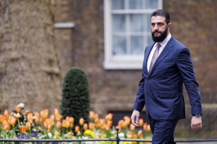 Syriens Präsident Ahmed al-Scharaa trifft zu einem Gespräch mit dem britischen Premierminister Keir Starmer in der Downing Street in London ein. Foto: EPA/Tolga Akmen