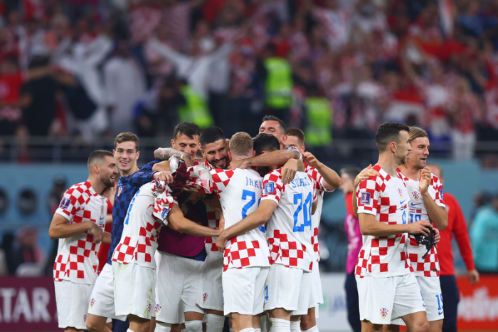 Spieler aus Kroatien stehen nach dem Spiel zusammen. Foto: Tom Weller/dpa