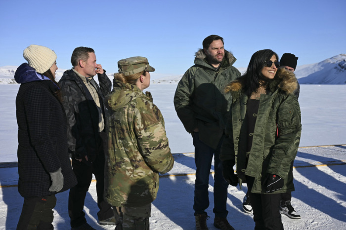 US-Vizepräsident JD Vance (2.vr) und seine Frau Usha Vance besichtigen den Militärstützpunkt Pituffik. Foto: Jim Watson/Pool Afp/ap/dpa