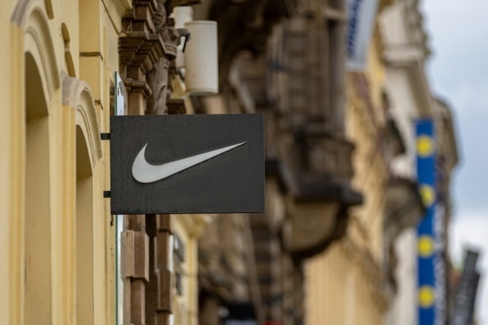 Das Logo des Sportartikelherstellers Nike an einem Geschäft in Prag. Foto: EPA/Martin Divisek