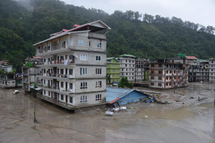 Gebäude sind vom Hochwasser nach einer Sturzflut umgeben. In der Nacht auf Mittwoch, 04.10.2023, hat Starkregen unter anderem den Wasserpegel des Flusses Teesta stark ansteigen lassen. Foto: Prakash Adhikari/Ap/dpa