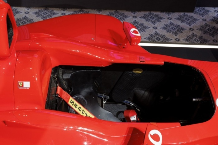 Der Rennwagen Ferrari F2003 GA von Michael Schumacher wird in Genf versteigert. Foto: epa/Salvatore Di Nolfi