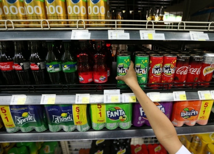 Zuckerhaltige Softdrinks gelten als wichtiger Faktor für Übergewicht und Gesundheitsprobleme bei Kindern. Foto: epa/Narong Sangnak