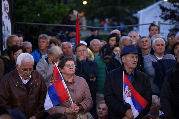 Anhänger von Präsident Vucic versammeln sich in Belgrad, um bei einer Großkundgebung seine Führung nach dem Bahnhofsunglück in Novi Sad zu unterstützen. Foto: EPA-EFE/Andrej Cukic