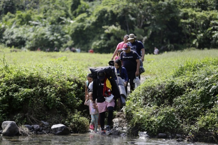 Eine Familie von Migranten geht im Sektor Canas Blancas im Dschungel von Darien, Panama, spazieren. Foto: epa/Carlos Lemos