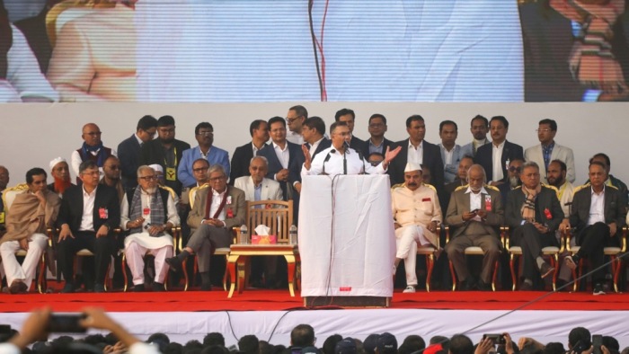 Der Oppositionspolitiker Tarique Rahman spricht nach seiner Rückkehr aus dem Exil zu Anhängern in Dhaka. Foto: epa/Monirul Alam