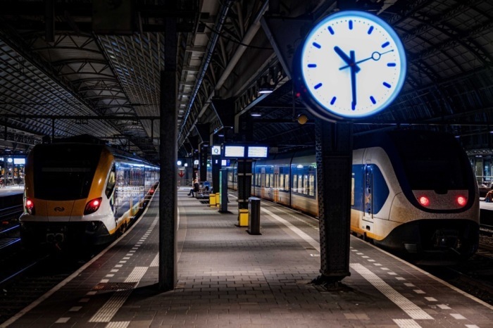 Angehaltene Züge auf einem Bahnsteig des Amsterdamer Hauptbahnhofs in Amsterdam. Foto: epa/Ramon Van Flymen