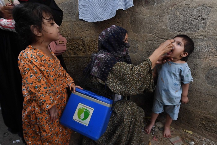 Ein Gesundheitshelfer verabreicht einem Kind eine Polio-Impfung während einer landesweiten Impfkampagne in Pakistan. Foto: epa/Shahzaib Akber