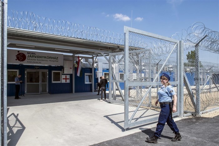 Ein Wärter geht durch das Tor des neuen mobilen Epidemiekrankenhauses, das auf dem Gelände eines Gefängnisses in Kiskunhalas errichtet wurde. Archivfoto: epa/SANDOR UJVARI UNGARN OUT