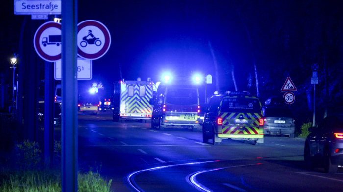 Ein Konvoi aus Polizei und Feuerwehrautos mit einem US-amerikanischen Ebola-Patienten aus dem Kongo kommt am Charite Campus Virchow Klinikum an. Foto: Christophe Gateau/dpa