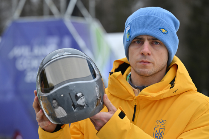 Wladislaw Heraskewytsch zeigt seinen umstrittenen Helm und wird vom Skeleton-Wettbewerb ausgeschlossen. Foto: Robert Michael/dpa