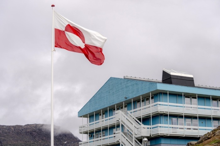 In der Stadt Sisimiut weht die grönländische Flagge. Foto: epa/Ida Marie Odgaard DÄnemark