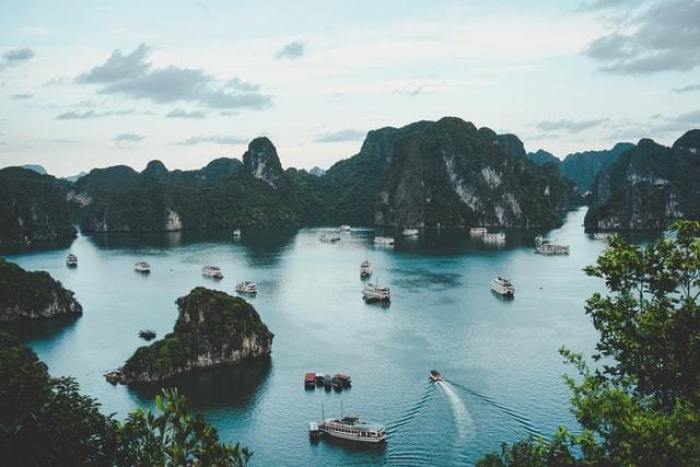 Die wunderschöne Bucht von Ha Long kann mithilfe vom Visum Vietnam besucht werden. Foto: Ammiengo