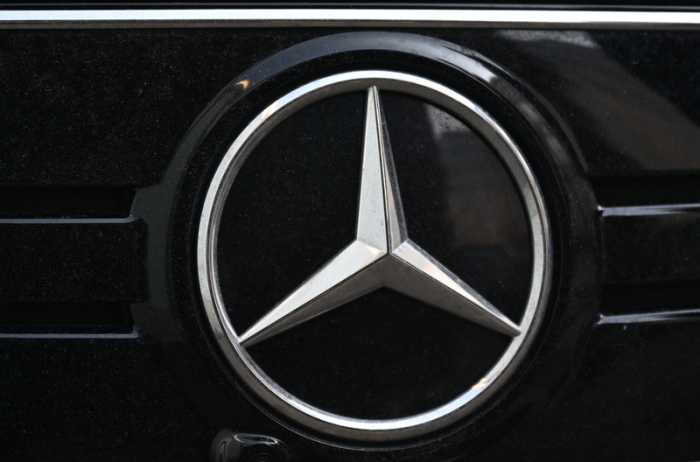 Das Markenlogo des Autoherstellers Mercedes-Benz ist an einem SUV Fahrzeug angebracht. Foto: Bernd Weißbrod/dpa