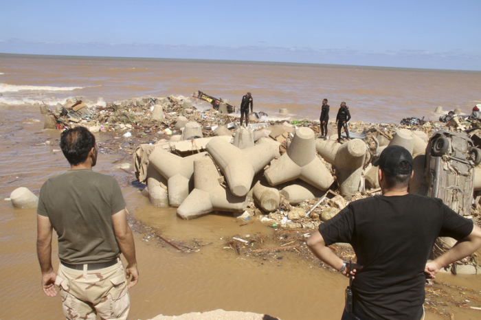 Menschen suchen nach Überlebenden nach den schweren Unwettern.In Libyen herrscht nach den furchtbaren Überschwemmungen weiter der Ausnahmezustand. Foto: Yousef Murad/Ap/dpa