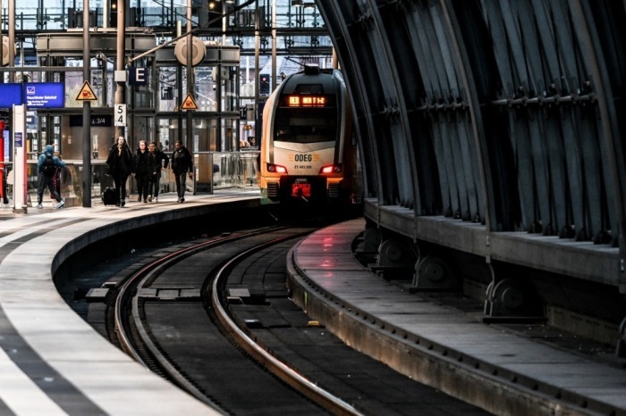 Ein Regionalzug fährt während des Streiks der Gewerkschaft Deutscher Lokomotivführer (GDL) in den Berliner Hauptbahnhof ein. Foto: epa/Filip Singer