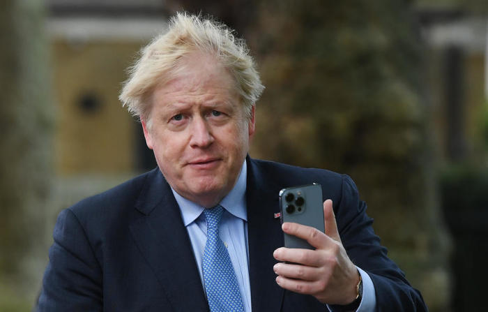 Der britische Premierminister Boris Johnson hält sein Mobiltelefon nach der Stimmabgabe bei den Kommunalwahlen in Westminster, London. Foto: epa/Andy Rain