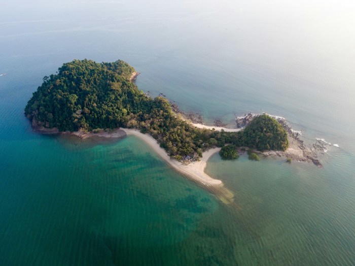 Unberührte Natur vor Koh Phayam: Neue Schutzverordnung soll Ökosysteme wie Seegras und Riffe bewahren. Foto: Tomáš Malík/Unsplash