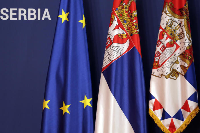 Flaggen Serbiens sind neben einer EU-Flagge in Belgrad aufgestellt. Foto: epa/Andrej Cukic