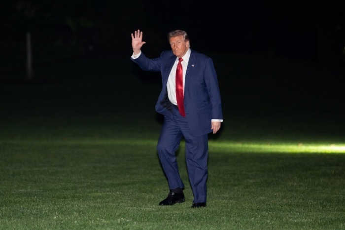 US-Präsident Donald Trump trifft am Weißen Haus in Washington ein. Foto: epa/Aaron Schwartz / Pool