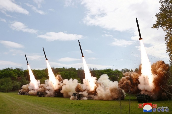 Ein von der offiziellen nordkoreanischen Nachrichtenagentur KCNA veröffentlichtes Foto zeigt den Start von Raketen. Foto: epa/Kcna