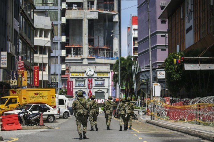 Soldaten gehen um das Wohngebäude City One herum. Foto: epa/Fazry Ismail