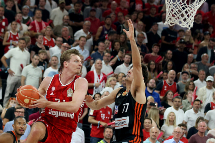 Basketball, Bundesliga, FC Bayern München - ratiopharm Ulm, Meisterschaftsrunde, Finale, Spiel 5, SAP Garden, Bayerns Justus Hollatz (l) und Ulms Ben Saraf in Aktion. Foto: Matthias Stickel/dpa