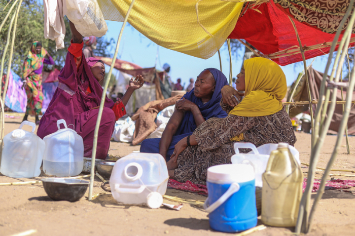 Sudanesen, die aus der Stadt Al-Faschir geflohen sind, nachdem sudanesische paramilitärische Kräfte Hunderte von Menschen in der westlichen Region Darfur getötet haben, unterhalten sich in ihrem Lager in Tawila. Foto: Muhnnad Adam/Ap/dpa