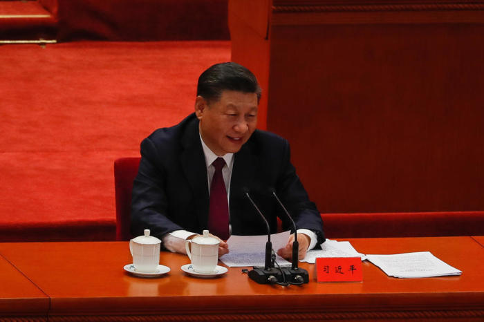 Der chinesische Präsident Xi Jinping lächelt, als er während der Anerkennungssitzung für Peking 2022 spricht. Foto: epa/Mark R. Cristino