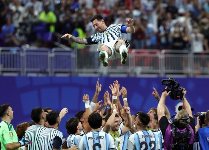 Lionel Messi wird nach Argentiniens Sieg gegen Ägypten im WM-Achtelfinale in Atlanta von seinen Mitspielern gefeiert Foto: epa/Cristobal Herrera-ulashkevich
