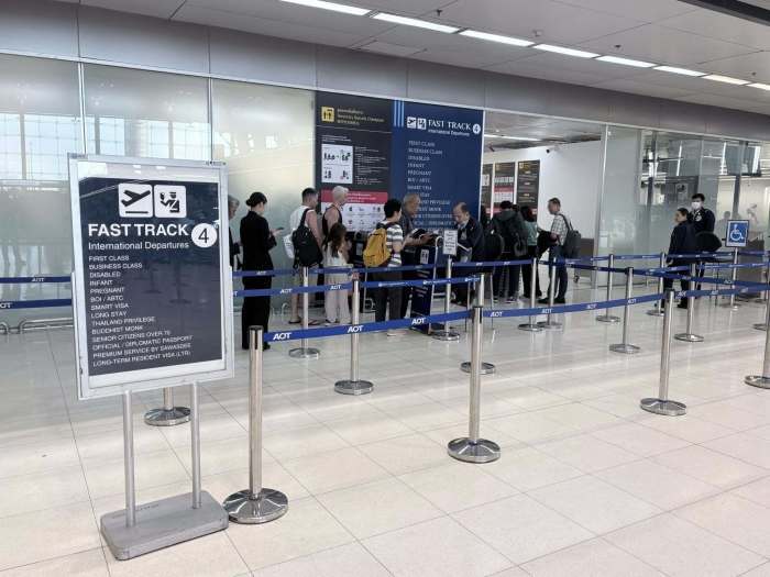 Beschilderung weist auf die vorübergehend geschlossene Fast-Track-Zone 4 im Abflugbereich hin. Bild: Suvarnabhumi Airport﻿