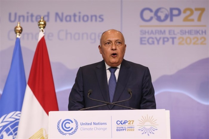 Der ägyptische Außenminister Sameh Shoukry spricht auf der UN-Klimakonferenz 2022 (COP27) in Sharm El-Sheikh zu den Medien. Foto: epa/Sedat Suna
