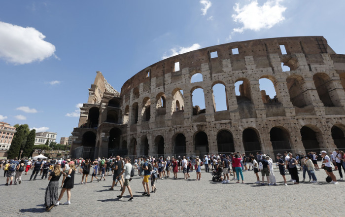 Touristen warten in einer Schlange, um das Kolosseum zu betreten. Foto: Riccardo De Luca/Ap/dpa