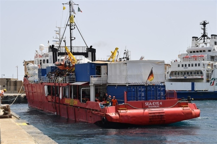 Das Rettungsschiff Sea Eye 4 mit 476 Menschen an Bord bereitet sich auf das Anlegen im Hafen von Messina vor. Foto: epa/Carmelo Imbesi