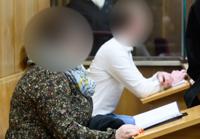 Die Angeklagten sitzen beim Prozessauftakt im Landgericht Hannover. Foto: Julian Stratenschulte/dpa
