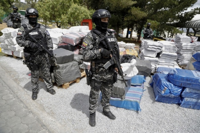 Beamte der ecuadorianischen Nationalpolizei bewachen Säcke mit Kokainblöcken. Archivfoto: epa/Santiago Fernandez