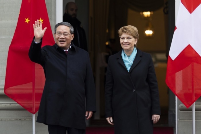 Bundespräsidentin Viola Amherd (R) und der chinesische Premierminister Li Qiang bei einem offiziellen Besuch in Kehrsatz bei Bern. Foto: epa/Peter Klaunzer / Pool