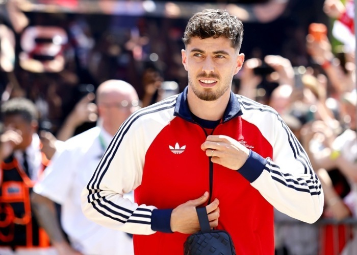 Arsenals Spieler um Kai Havertz treffen vor dem Premier-League-Spiel gegen Crystal Palace im Selhurst Park ein. Foto: EPA/Tolga Akmen