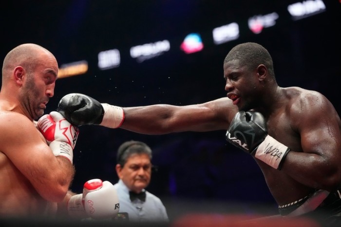 Schwergewicht, WM-Titelkampf, Kadiru (Hamburg) - Gassiew (Russland). Murat Gassiew (r) gegen Peter Kadiru. Foto: Pavel Bednyakov/Ap/dpa