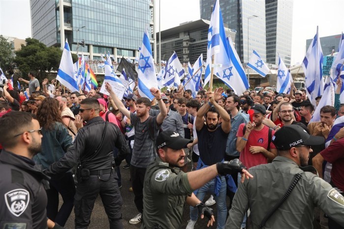 Die Polizei drängt Demonstranten zurück, die die Ayalon-Autobahn während einer Kundgebung gegen die von der israelischen Regierung geplante Justizreform in Tel Aviv blockieren. Foto: epa/Abir Sultan