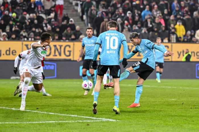 Leverkusens Exequiel Palacios (r) mit dem Torschuss zum 0:1. Foto: Harry Langer/dpa