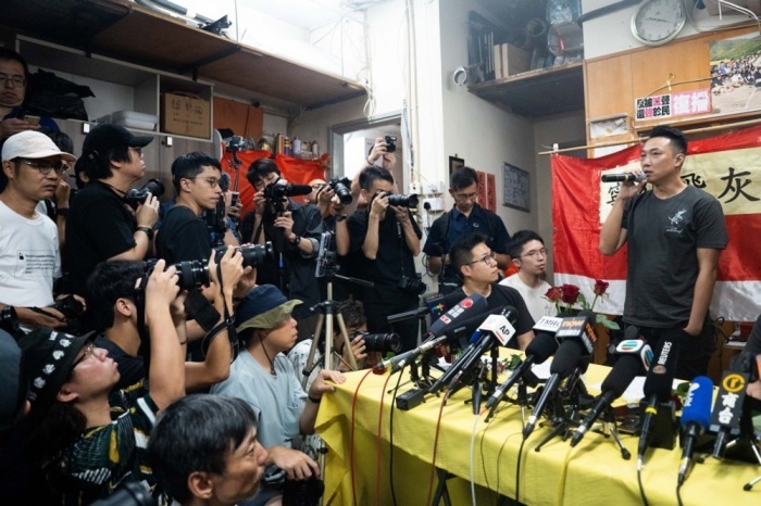 Jimmy Sham von der League of Social Democrats spricht zur Auflösung der Partei in Hongkong. Chan Po-ying nannte die Entscheidung schwer. Foto: epa/Bertha Wang