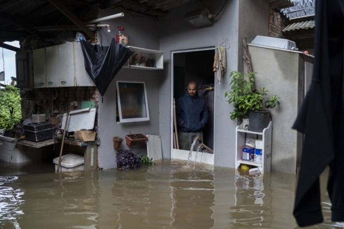 Der Mann betrachtet die Schäden an seinem Haus nach der Überschwemmung. Foto: epa/Daniel Marenco