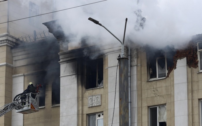 Ukrainische Rettungskräfte sind am Einsatzort eines Raketenangriffs auf ein Wohngebäude in Dnipro tätig. Foto: epa/Artem Baidala